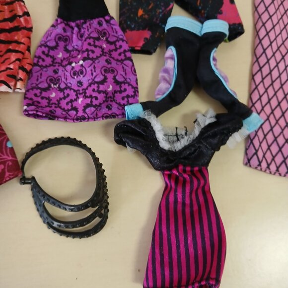 Assorted Monster High clothing and accessories - Picture 2 of 14